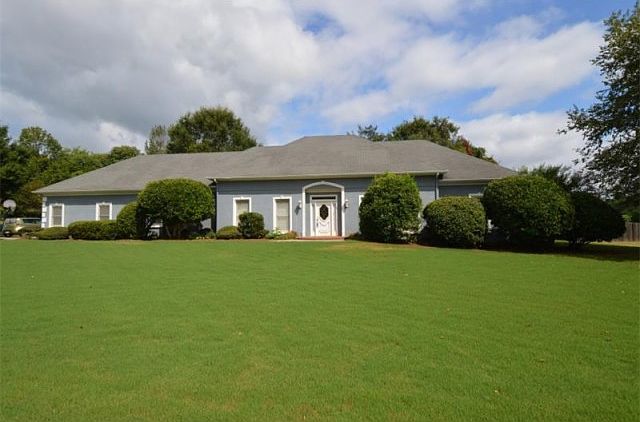 Exterior and front lawn of 15 Bridlewood Court